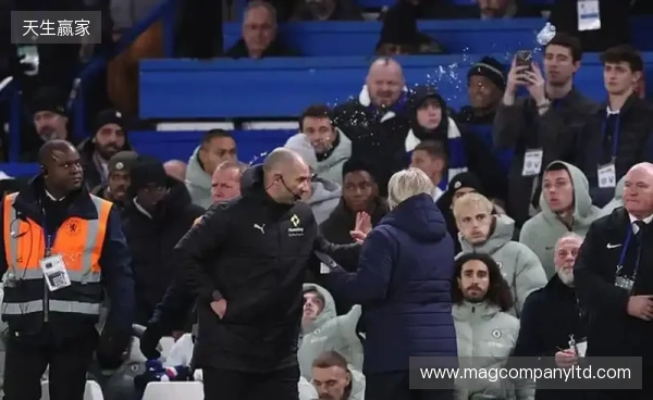 英足总官方：切尔西因球迷向场内投掷水瓶被罚款15万英镑