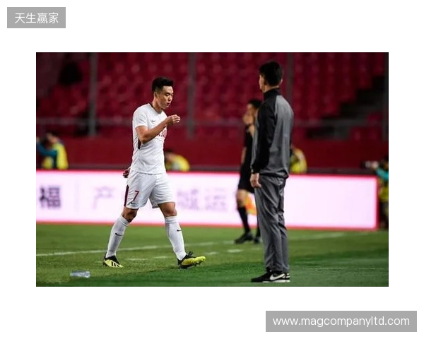 飞踹座椅染红!玉昆官方:门将教练米克尔造成恶劣影响,罚款2万 飞踹座椅染红!玉昆官方:门将教练米克尔造成恶劣影响,罚款2万