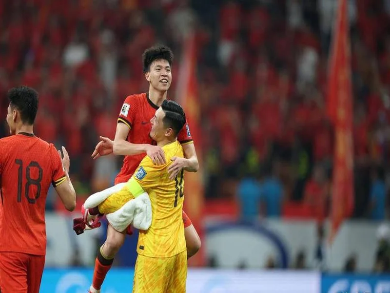 👀穿着热刺球衣!王钰栋与U22国足队友鲍盛鑫、蒯纪闻合影